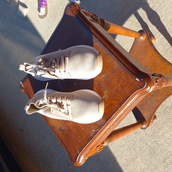 Woman is Nautica shoes s 91 - Picture 2 of 4